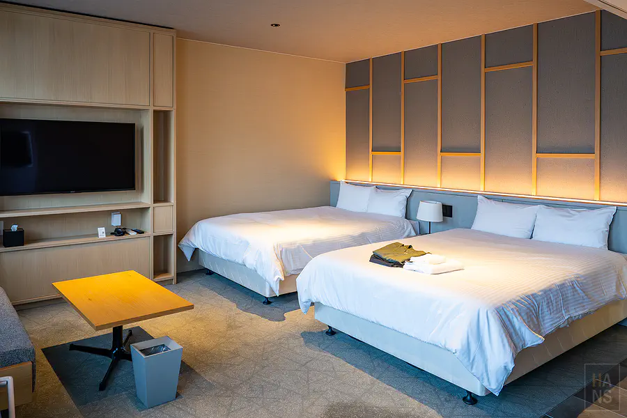 OND HOTEL客房床頭軟墊牆與暖色間接照明