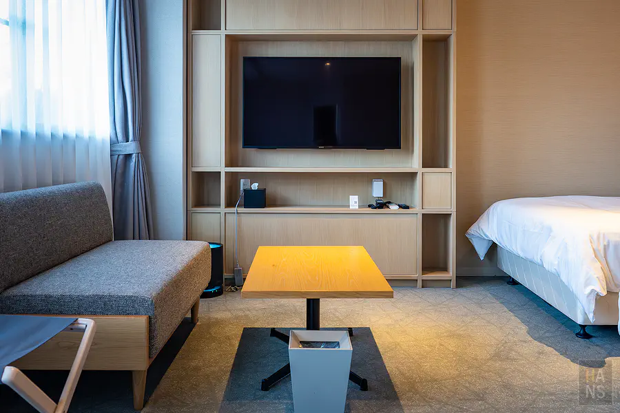 OND HOTEL客房沙發區與木質小桌