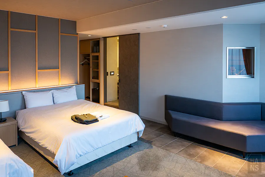OND HOTEL客房望向衣櫃與浴室拉門的視角