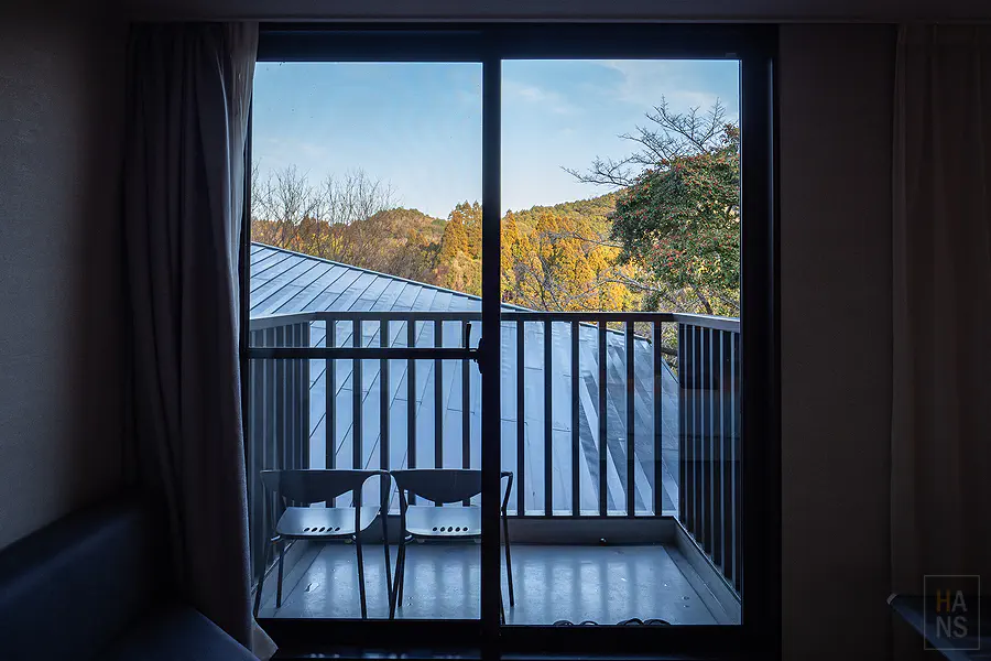 OND HOTEL客房陽台與武雄山景，擺放兩張戶外椅
