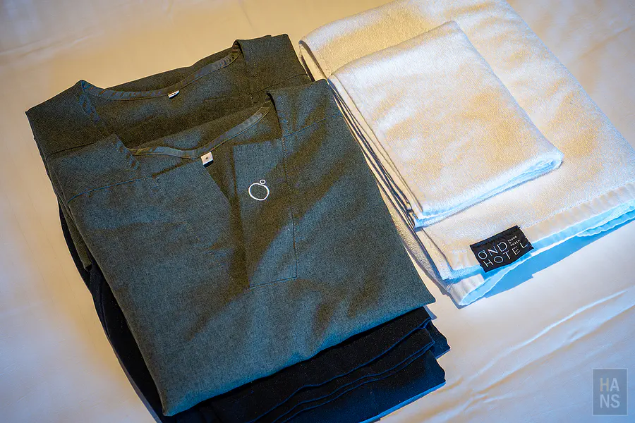 OND HOTEL館內服與毛巾組，繡有品牌標誌