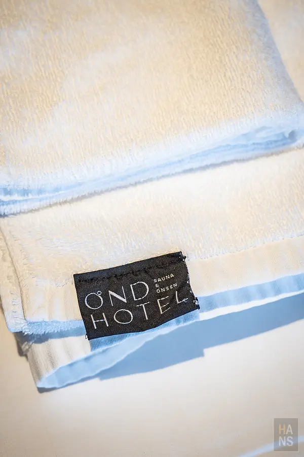 OND HOTEL毛巾上的品牌布標特寫