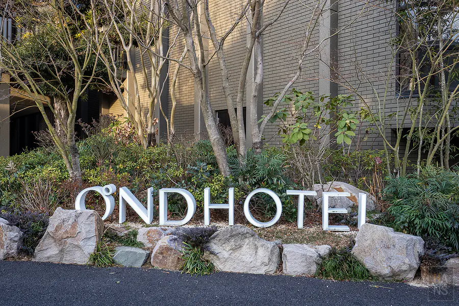 OND HOTEL白色立體字招牌，佐賀武雄住宿推薦