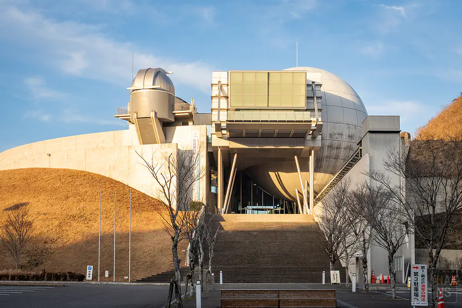 佐賀縣立宇宙科學館外觀，位於武雄溫泉保養村池之內湖畔