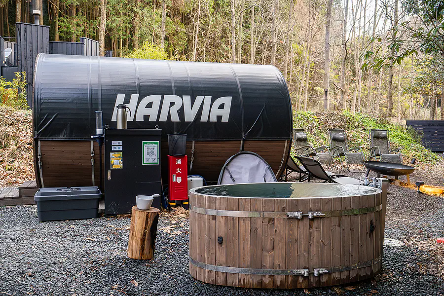 HARVIA桶型桑拿與前方的圓形木桶水風呂