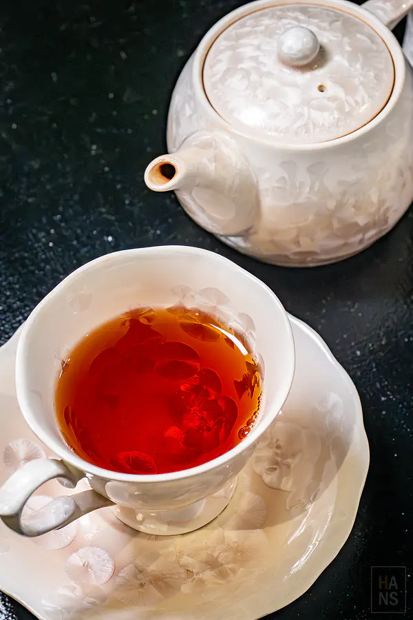 光影在白瓷茶杯中的美麗折射
