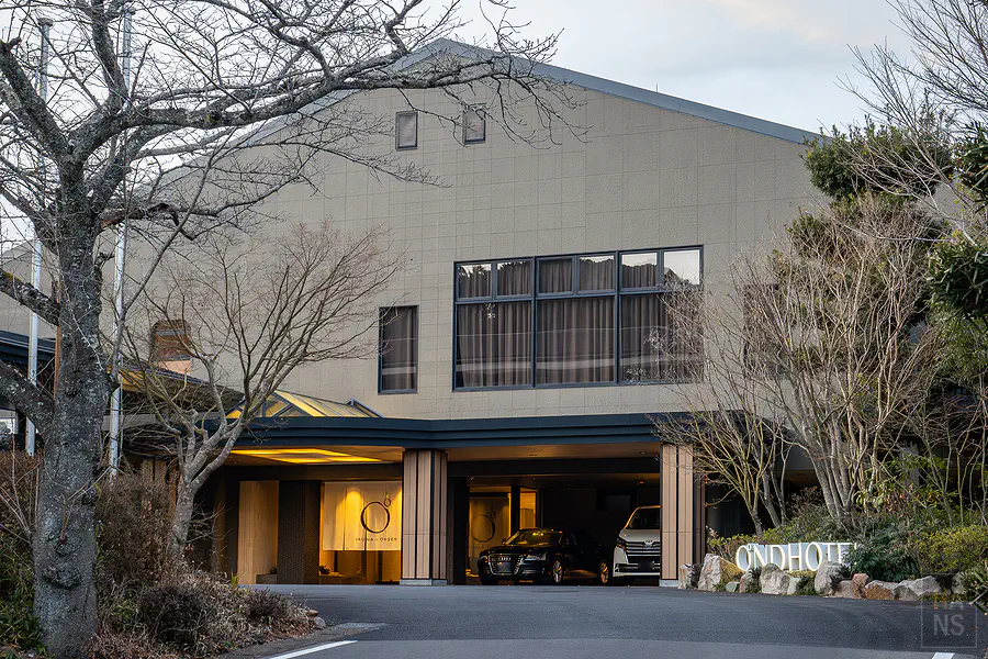 夜晚的OND HOTEL外觀，暖黃燈光下的飯店門面