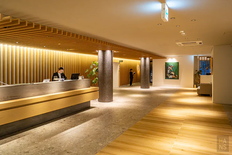 OND HOTEL大廳check-in櫃檯，木格柵天花板與間接照明