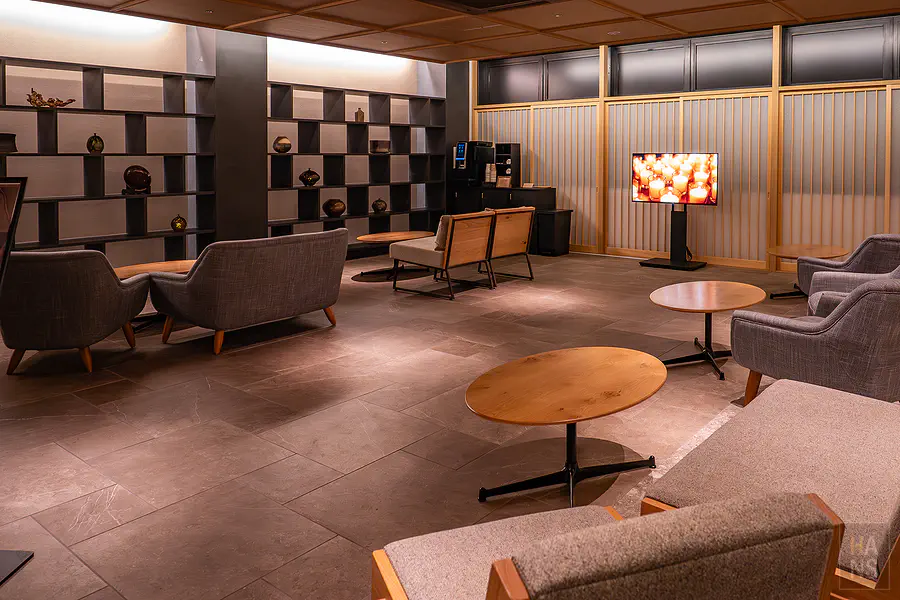 OND HOTEL大廳旁的休憩空間，沙發與展示櫃