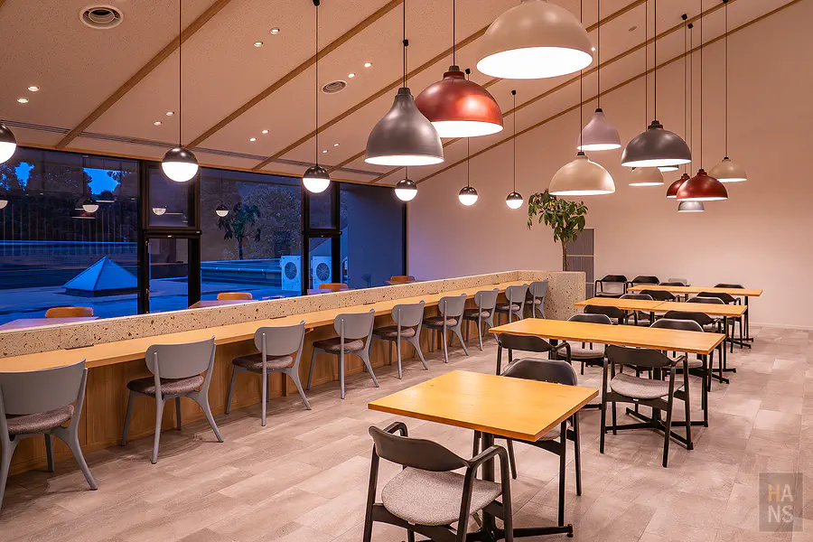 OND HOTEL早餐用餐區，挑高屋頂與造型吊燈