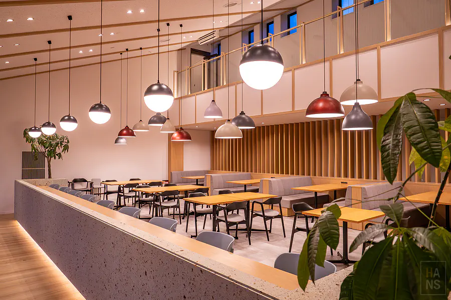 俯瞰OND HOTEL早餐餐廳，石材矮牆與植栽
