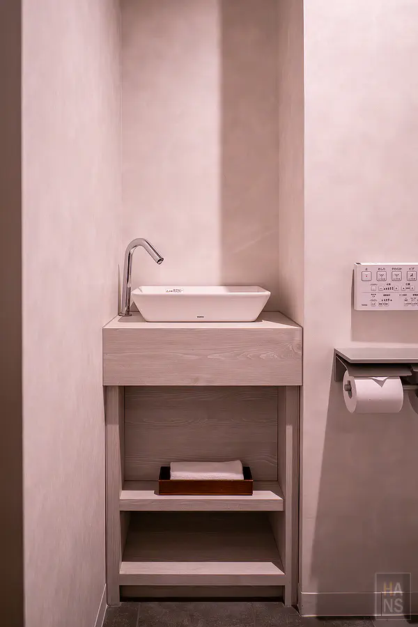 OND HOTEL廁所內的獨立小洗手檯