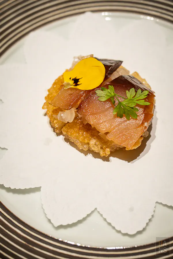 炭火SUMIKA前菜，鯖魚與米製鮮餅佐食用花