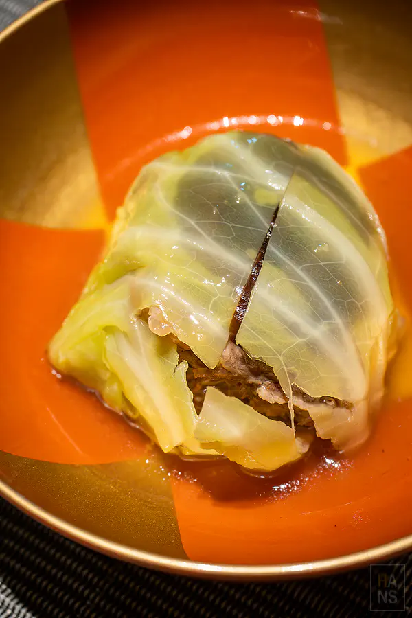 牛肉香菇高麗菜捲，盛裝於朱紅漆器