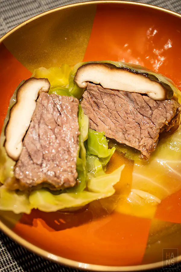 高麗菜捲內的軟嫩牛肉與厚切香菇