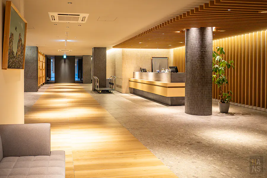 OND HOTEL大廳清晨光景，木地板與行李推車