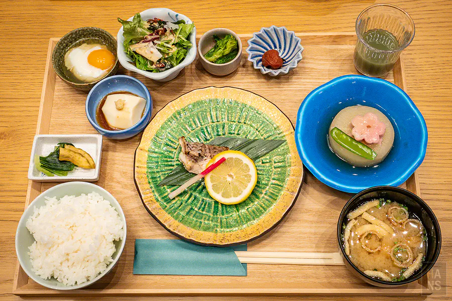 OND HOTEL和式早餐定食全貌，烤魚溫泉蛋與味噌湯