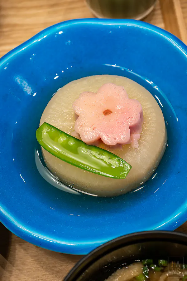 OND HOTEL早餐燉蘿蔔與櫻花麩，藍色陶碗盛裝