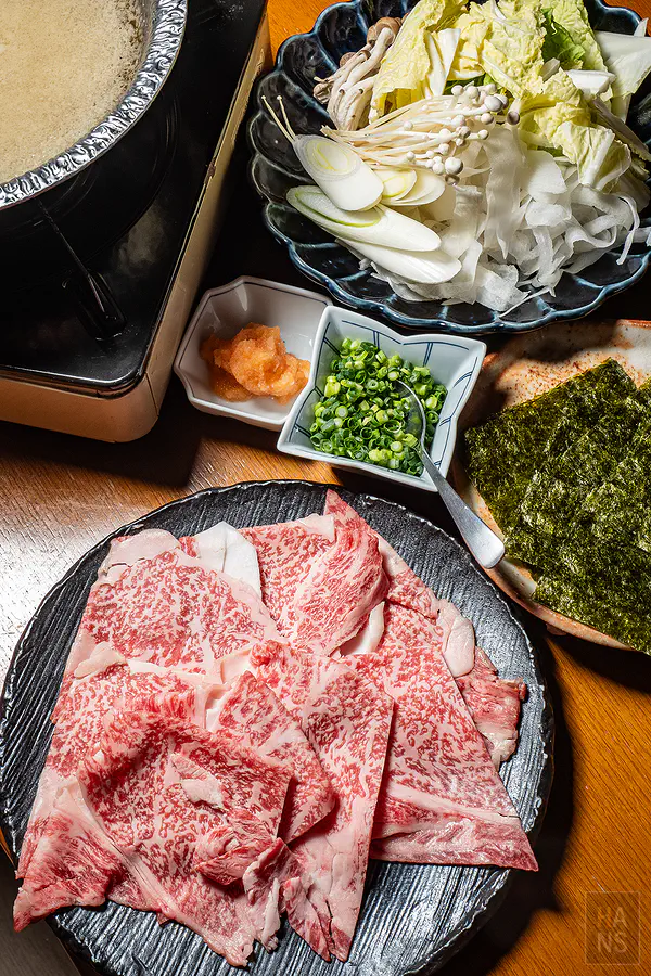 油花絕美的頂級佐賀牛肉盤與菜盤