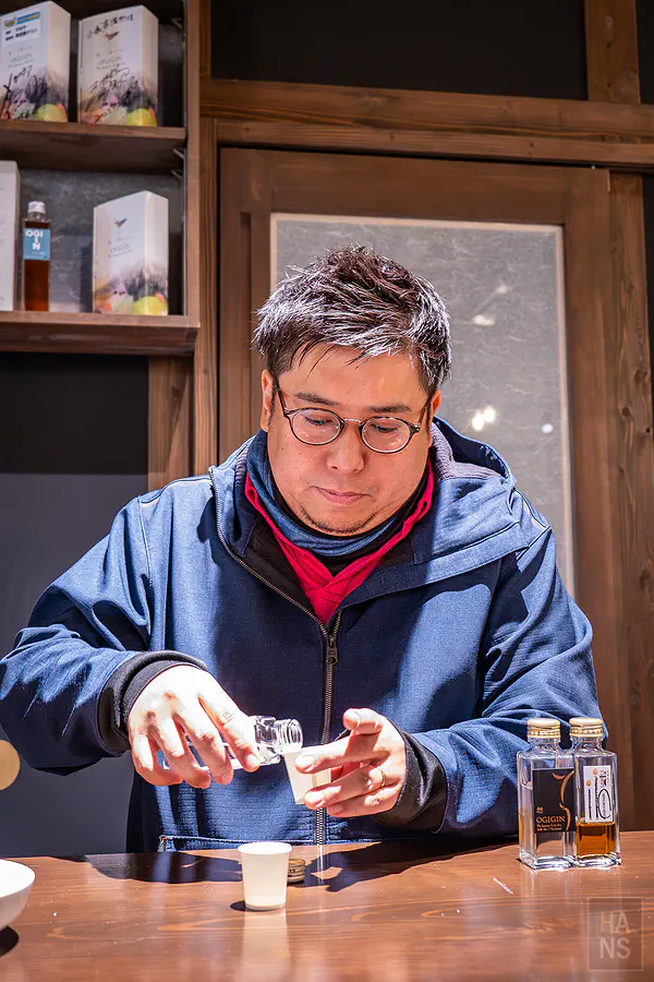 小城蒸溜所職人專注地為客人斟上試飲的琴酒