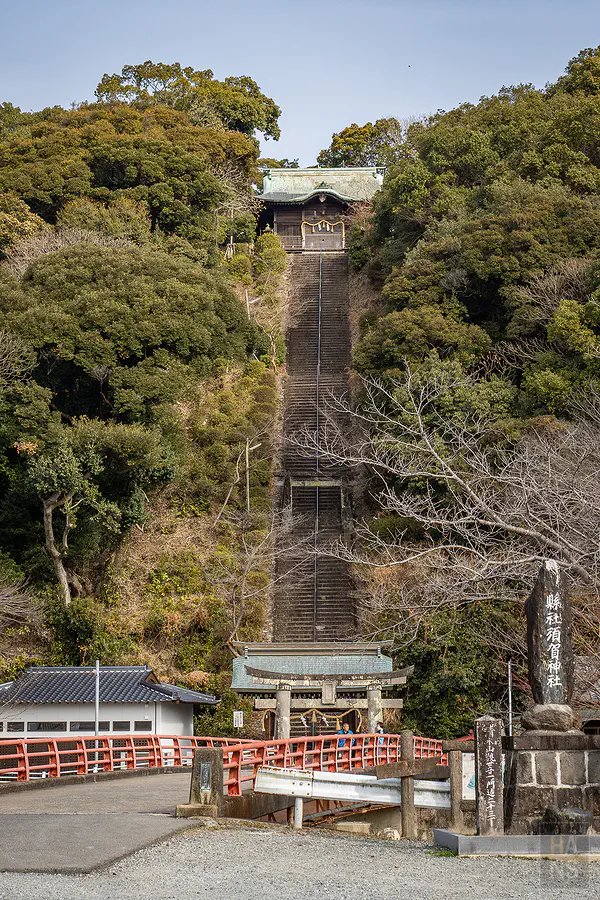 須賀神社壯觀的陡峭長階梯