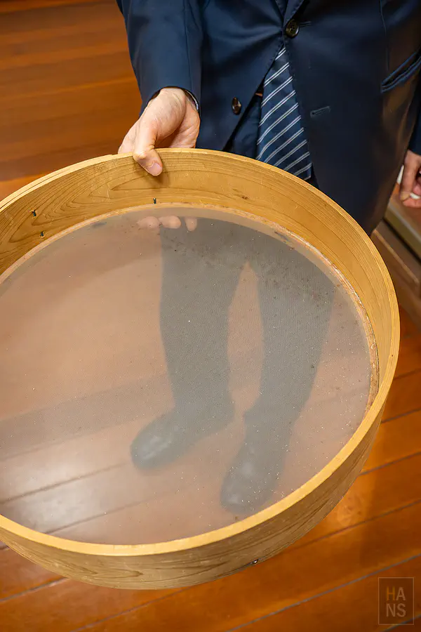 副社長親自示範古老篩網道具