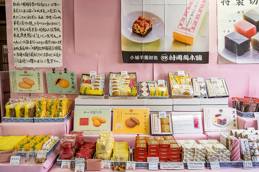 豐富多樣的洋菓子與小圓餅陳列