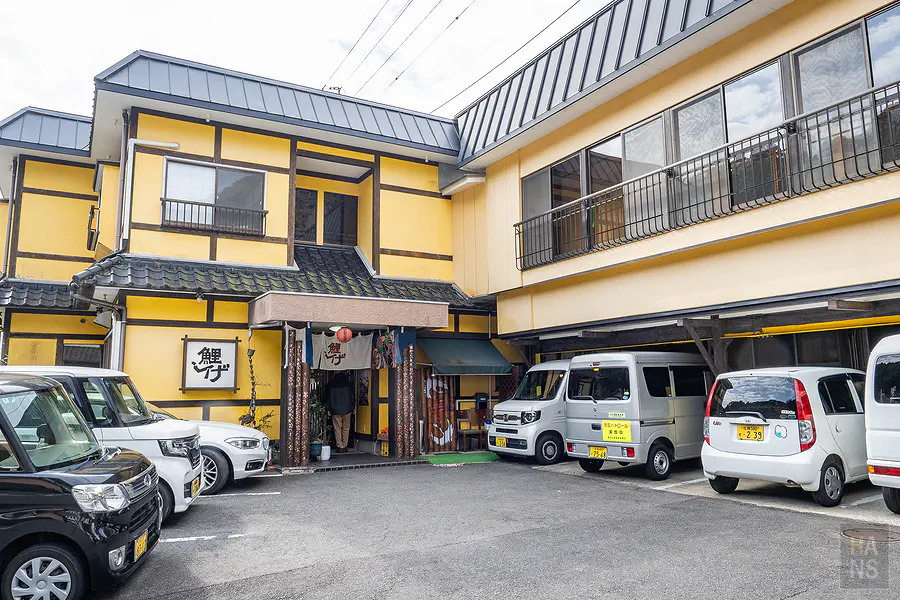 佐賀小城鯉茂黃色建築外觀與停車場