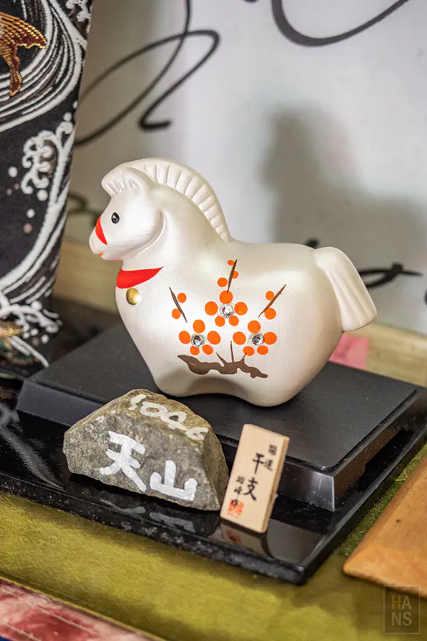 鯉茂店內精緻的白馬擺飾
