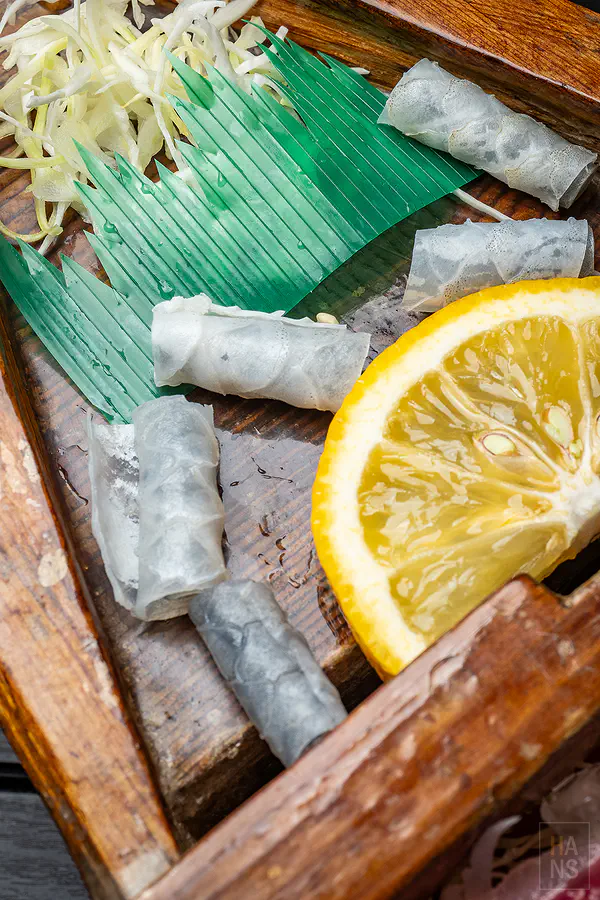 處理精緻且爽脆的鯉魚魚皮捲