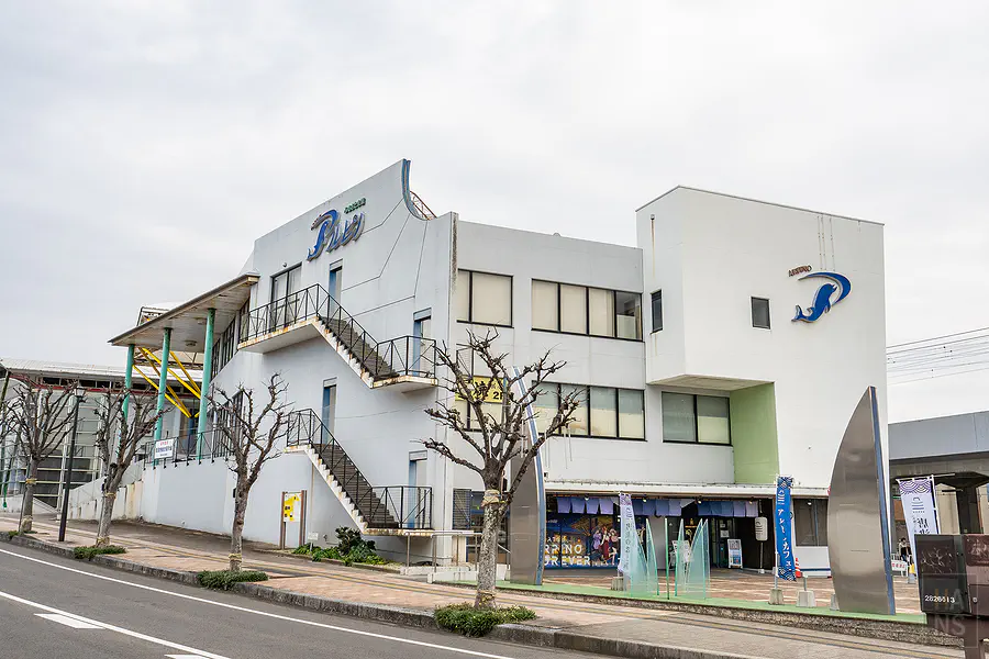 唐津車站旁的Arpino故鄉會館純白色建築外觀