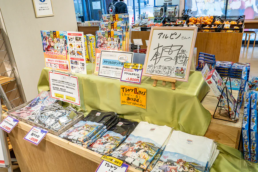 佐賀偶像是傳奇聯名周邊商品區與粉絲簽名板