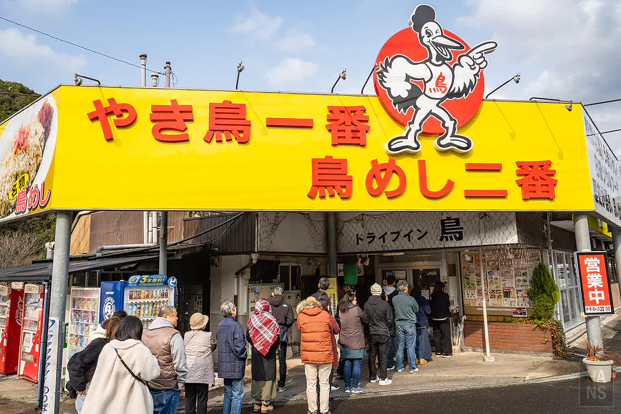 Drive-in 鳥伊万里本店門口滿滿的排隊等候人潮