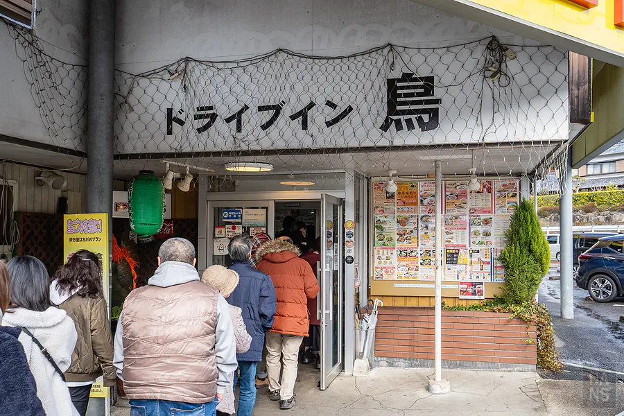 準備進入Drive-in Tori 伊万里本店用餐的顧客們