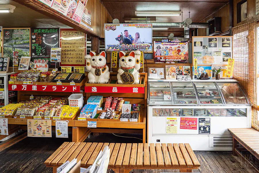 店內的伊万里品牌逸品館伴手禮與紀念品販售區