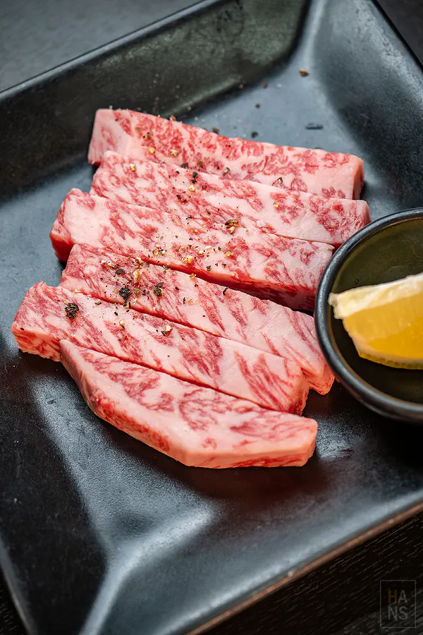 油花完美分布的頂級伊萬里佐賀牛生肉特寫