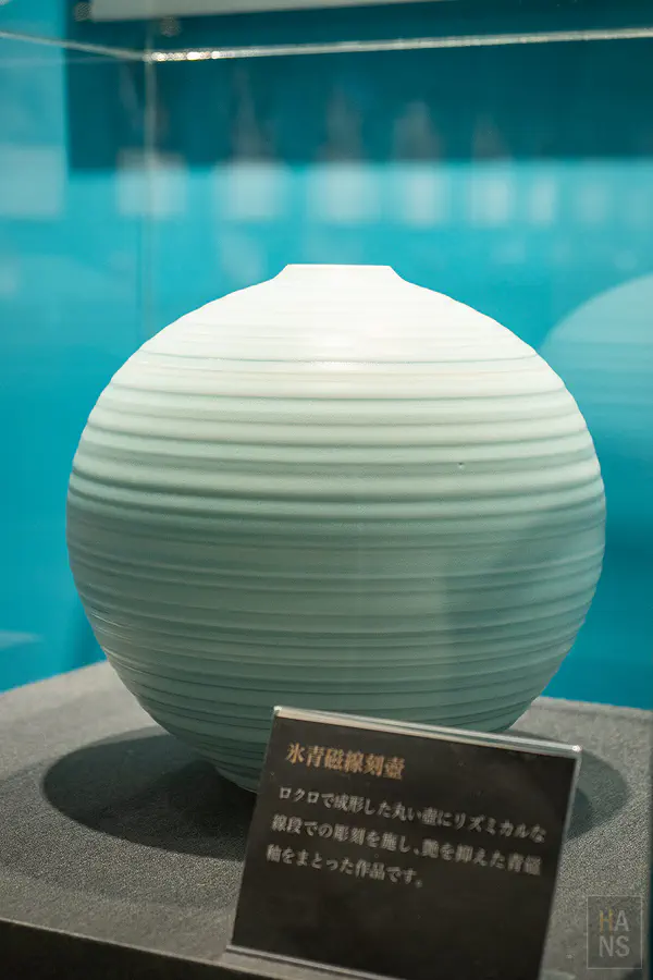 帶有細膩橫向刻紋的溫潤青瓷圓形花器