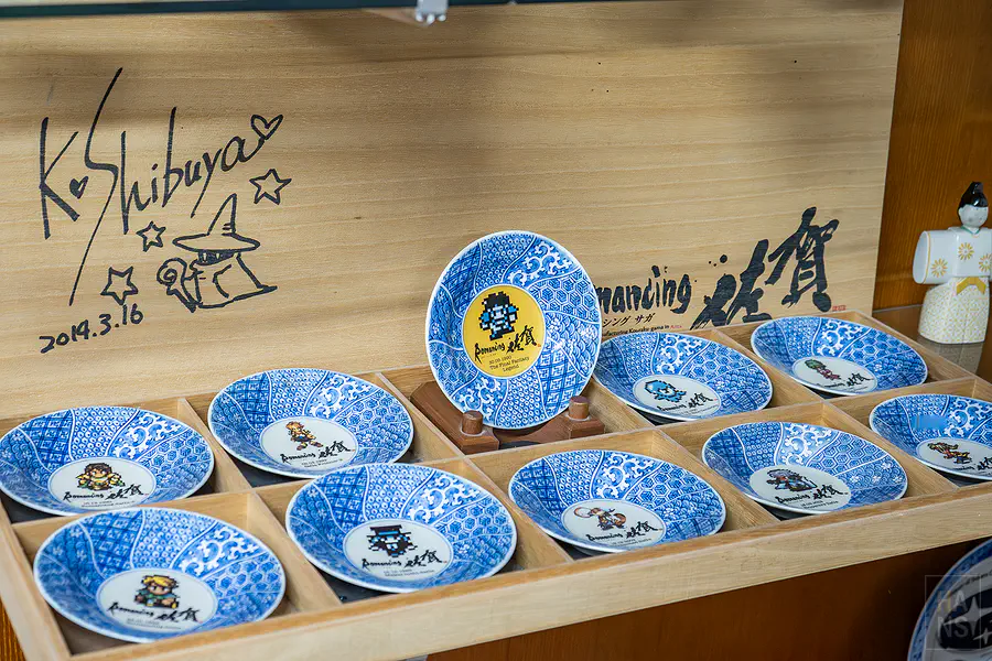 幸樂窯展示的復活邪神聯名款精緻彩繪瓷盤商品
