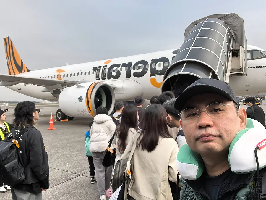翰斯在桃園機場停機坪與台灣虎航飛機合照