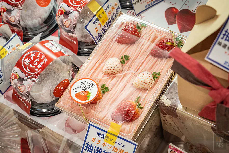 武雄溫泉物產館內販售的草莓大福與精緻草莓甜點