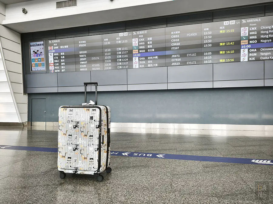 帶著NaSaDen前開式行李箱在桃園機場出發準備搭機