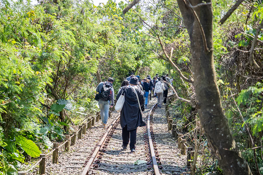 走在冬山潤泰鐵道上