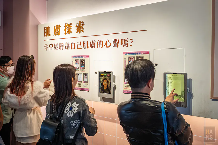 大家輪流體驗AI肌膚檢測儀
