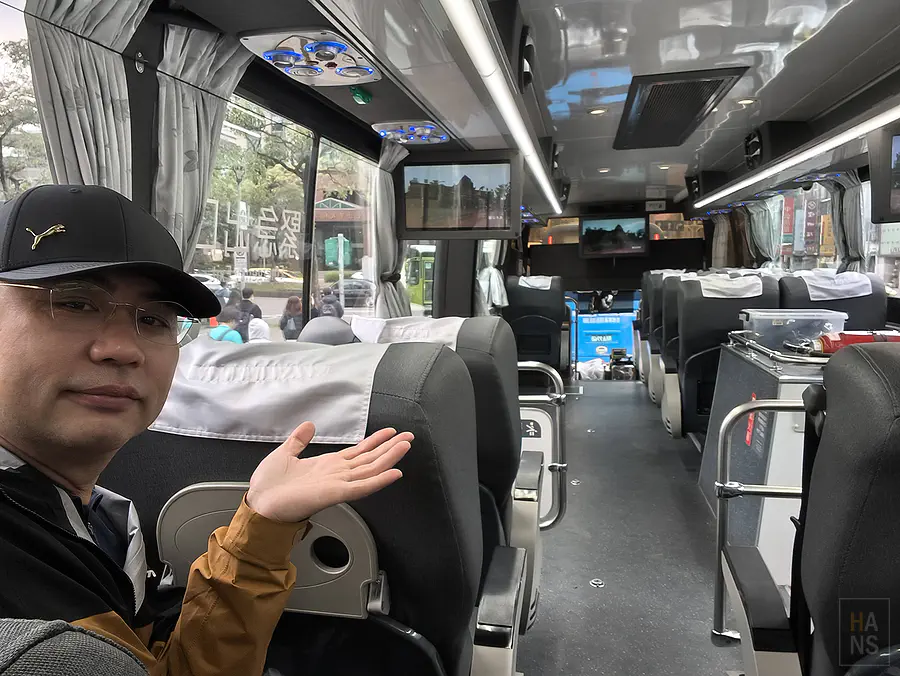 翰斯搭乘首都客運前往宜蘭