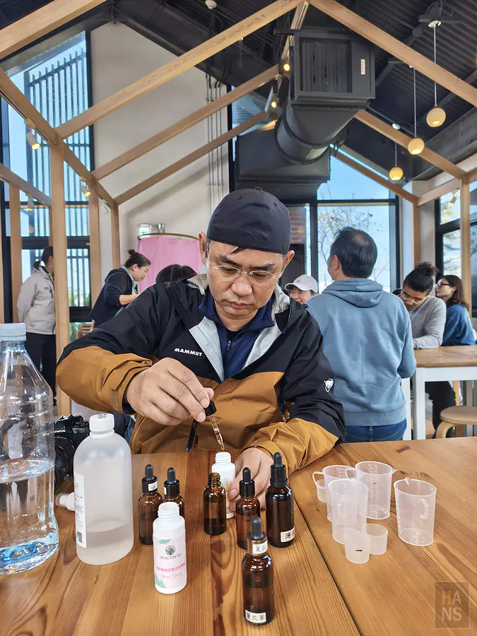 翰斯認真體驗香精油調製