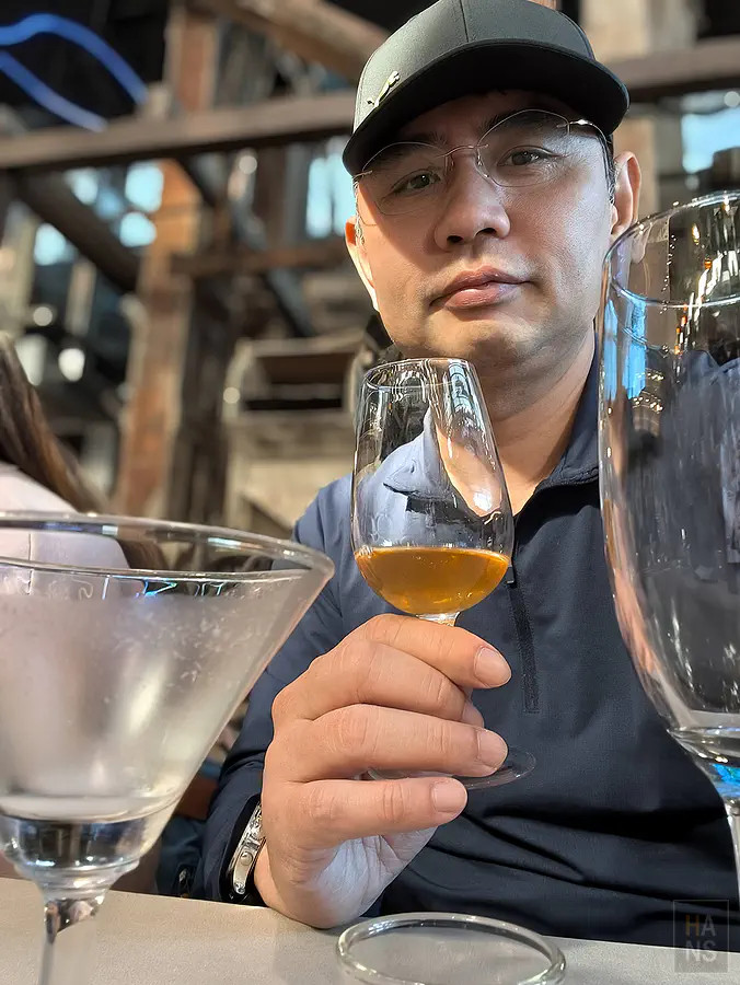 翰斯在蜂巢酒牆前