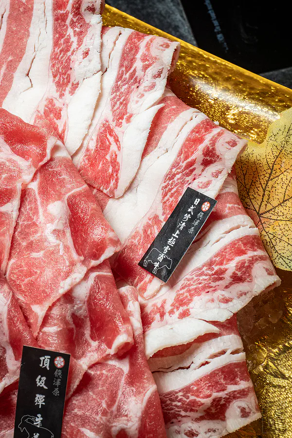 日式清修雪霜牛肉擁有極佳的油花比例