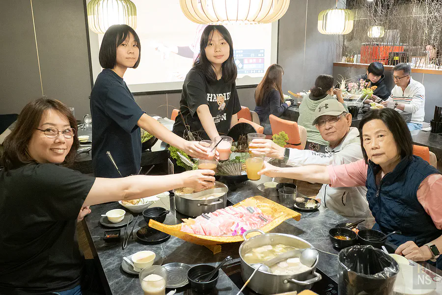 全家人在饌澤原火鍋開心舉杯慶祝母親節