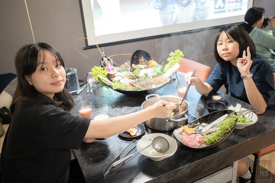 一邊吃著火鍋一邊欣賞大螢幕球賽轉播非常享受