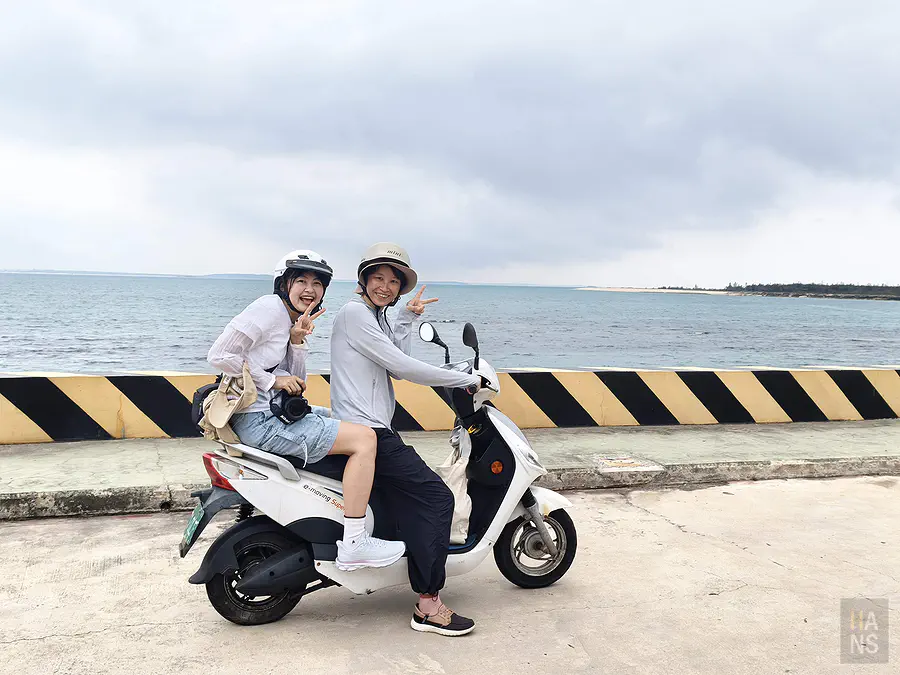 騎車漫遊吉貝沿岸可以看見許多傳統石滬與迷人的海濱景色